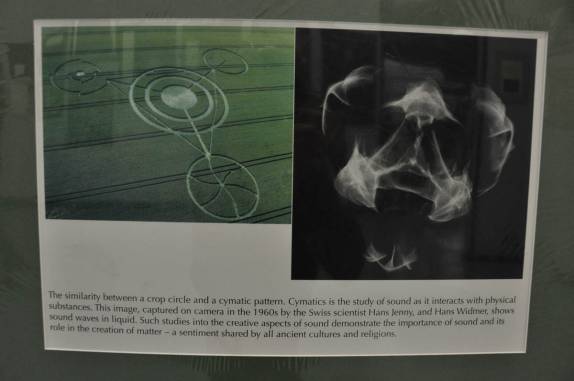 Painel atribuindo à extraterrestres os famosos círculos em campos de cultivo pelo mundo, no Museu de Roswell, no Novo México, nos Estados Unidos